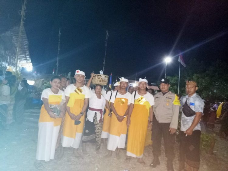 Polsubsektor Toili Barat Atensi Upacara Potong Gigi