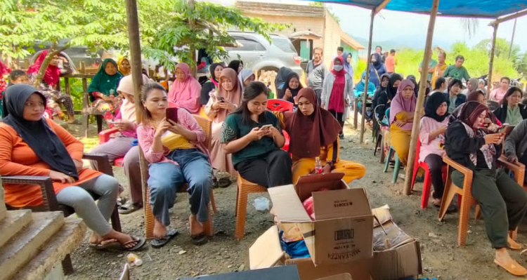 Relawan Wahyu Hidayat Bagi Sembako Untuk Warga di Desa Ganda-ganda