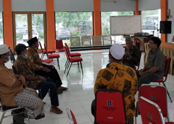 Warga RW01 Kelurahan Bulak Surabaya Datangi Kantor Lurah dan Camat
