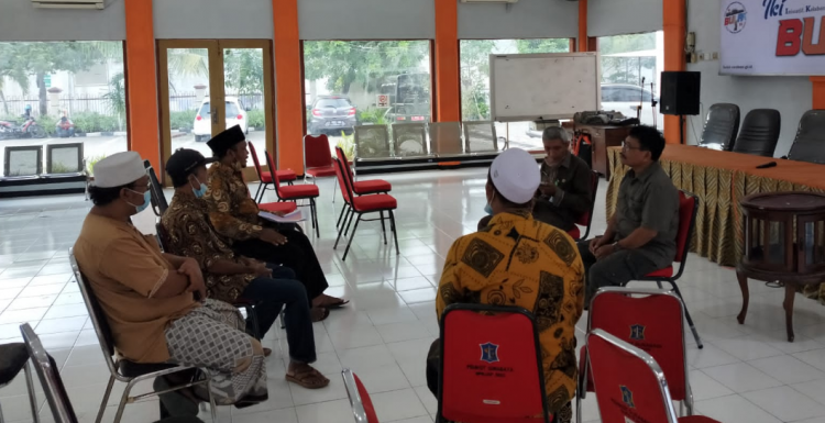 Warga RW01 Kelurahan Bulak Surabaya Datangi Kantor Lurah dan Camat