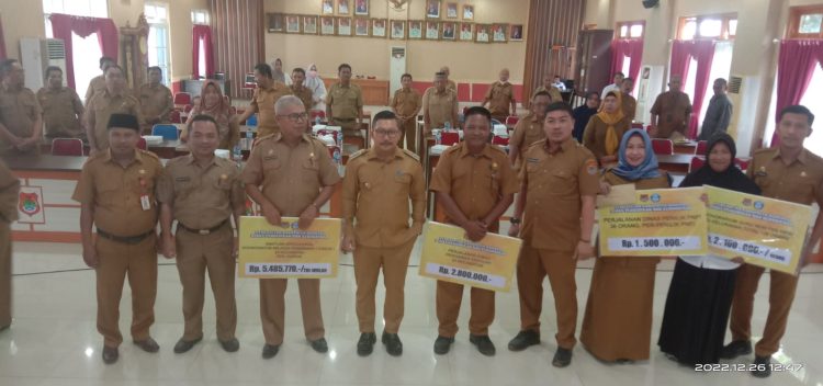 Bupati Banggai  Serahkan Secara Symbolis Bantuan Operasional Kordik & Honorarium Guru Non PNS