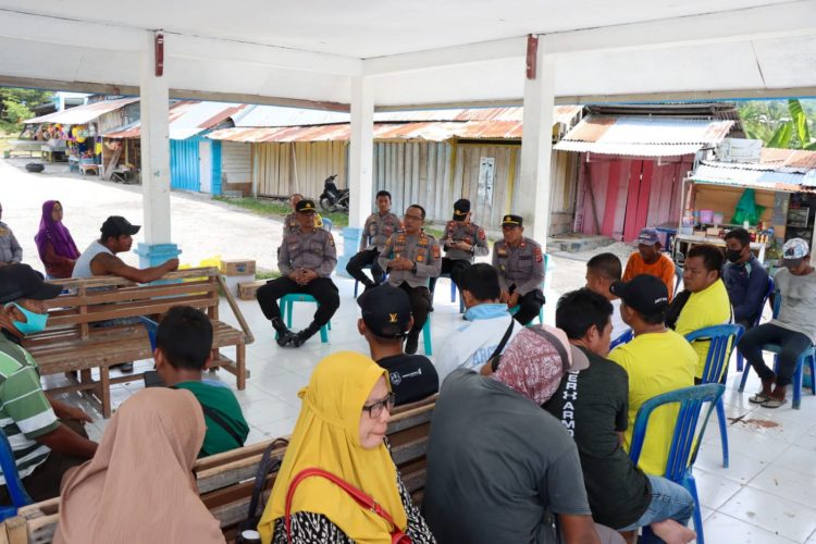 Melalui Program Jumat Curhat, Kapolres Banggai Dengar Keluhan Para Sopir Angkot