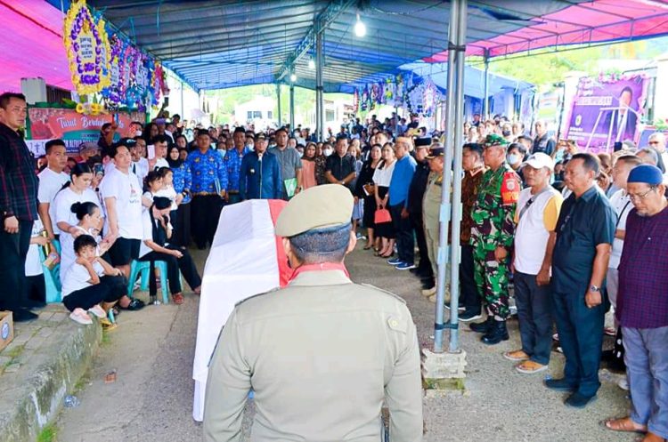 Bupati Morut pimpin upacara pelepasan jenasah Sekdis Pariwisata Edy Tompira