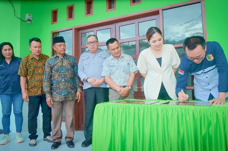 Bupati Morut resmikan penggunaan Pustu Lembobaru dan Pustu Korowou