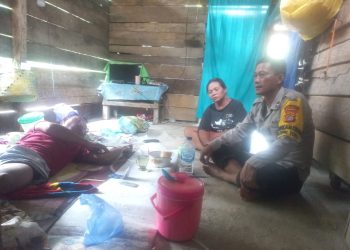 Peduli Sesama, Bhabinkamtibmas Polsek Toili Banggai Jenguk Warga Binaan Yang Sakit