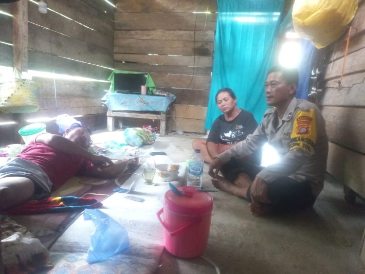 Peduli Sesama, Bhabinkamtibmas Polsek Toili Banggai Jenguk Warga Binaan Yang Sakit