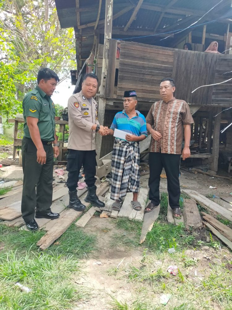 Rusuh di PT.GNI. Kapolres Morowali Utara berikan santunan kepada keluarga korban yang tewas
