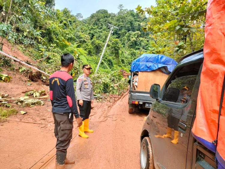 Waka Polres Morowali Utara Turun Langsung Pantau Lokasi longsor di Jalan Trans Sulawesi Desa Kolaka