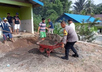 Bhabinkamtibmas Desa Tinompo Bantu Warga Cor Halaman Masjid Nurul Jihad