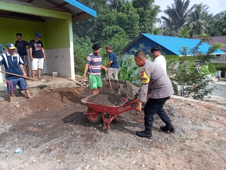 Bhabinkamtibmas Desa Tinompo Bantu Warga Cor Halaman Masjid Nurul Jihad