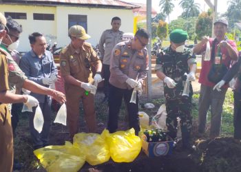 Polsek Bungku Utara Musnakan Barang Bukti Miras Hasil OPS Cipta Kondisi Tahun 2023