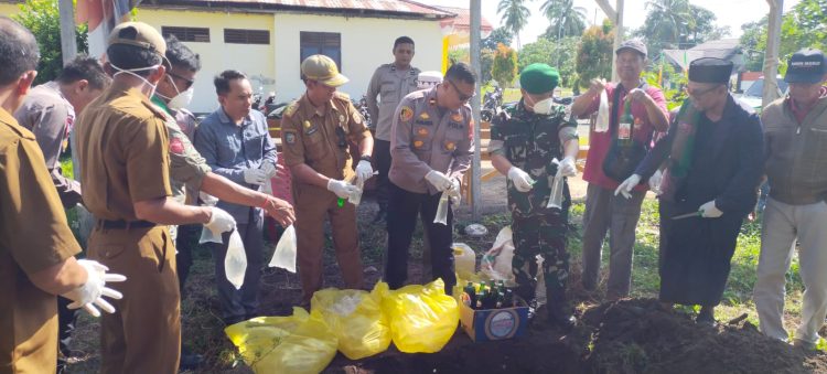 Polsek Bungku Utara Musnakan Barang Bukti Miras Hasil OPS Cipta Kondisi Tahun 2023