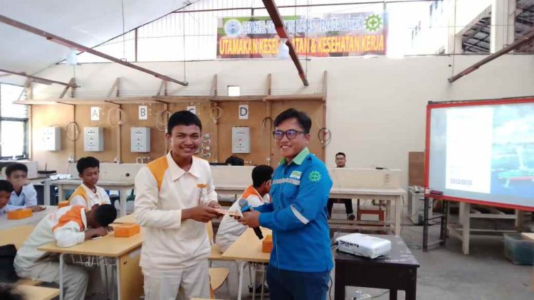 Lewat Program Sahabat Mengajar, PT PAU Edukasi Siswa SMKN 2 Luwuk Tentang Kendaraan Listrik