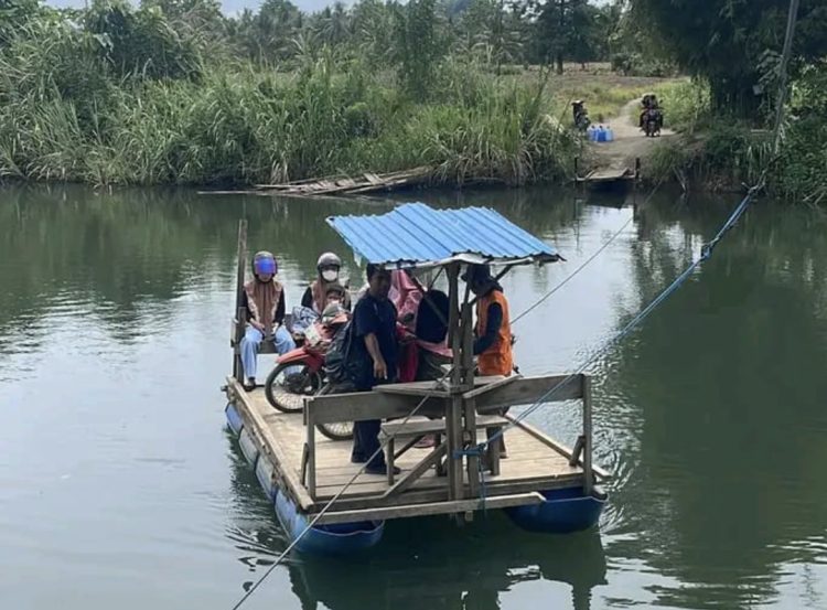 Krisis Infrastruktur: Warga Sinorang-Mbolu Hanya Bisa Lewat Rakit